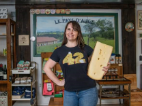 Picture of Mélodie Picard holding cheese